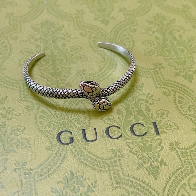 G*u*i bracelets